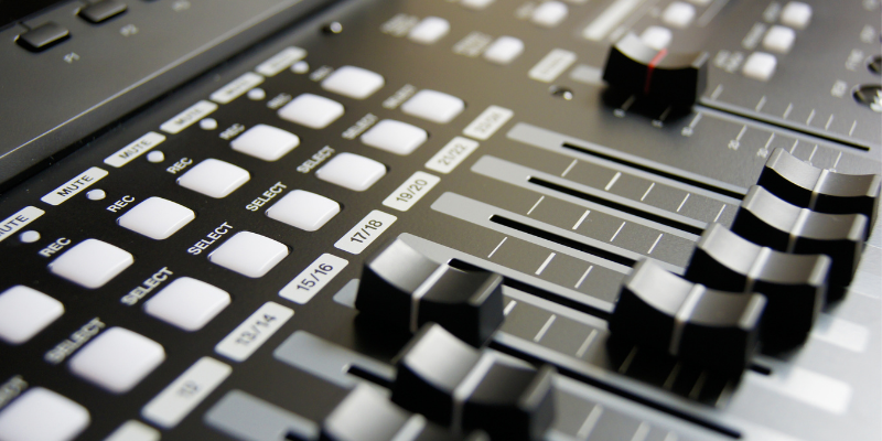 Imagem de mesa de som para eventos em close